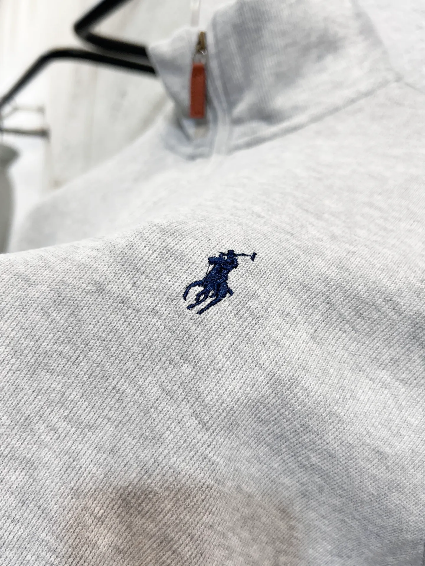 P196 Style number: T73 2235# Actual pictures! ! Ralph Lauren Minnie fabric long-sleeved half-zip sweatshirt. Color: black, oatmeal gray, camel, dark gray, light gray, navy blue, milk white. A total of 7 colors. Size: M-100-120 catties L-120-140 catties XL-140-160 catties 2XL-160-180 catties
